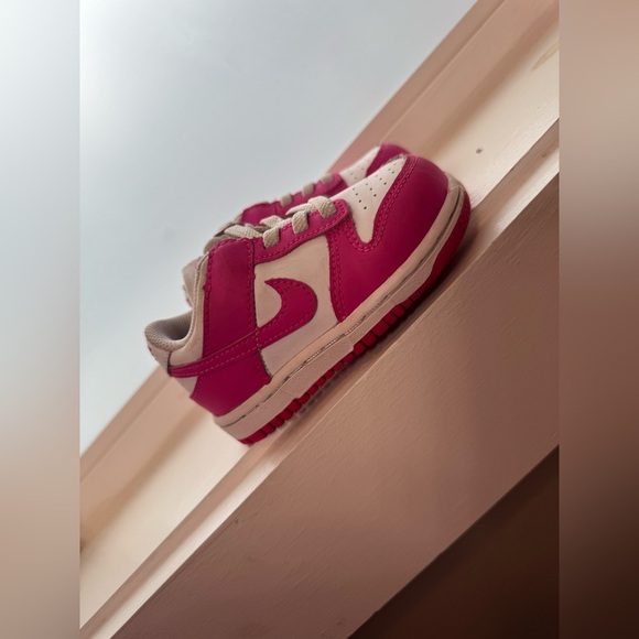 Nike Dunks Toddler Pink and White - Picture 5 of 5